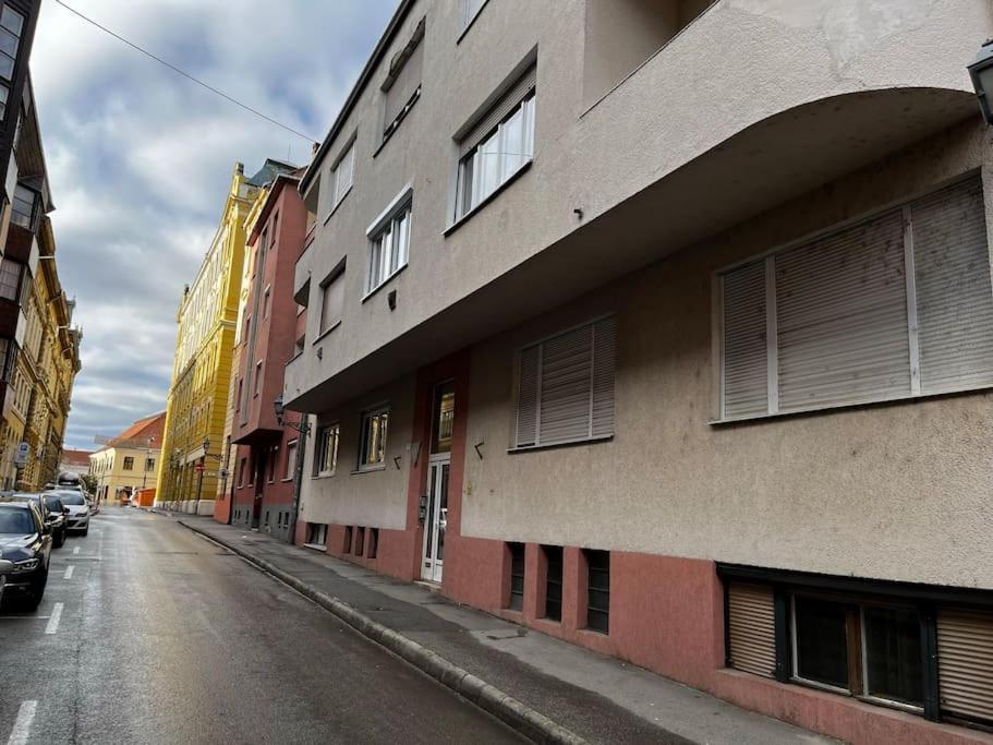 Downtown Studio Apartman Pécs Zewnętrze zdjęcie